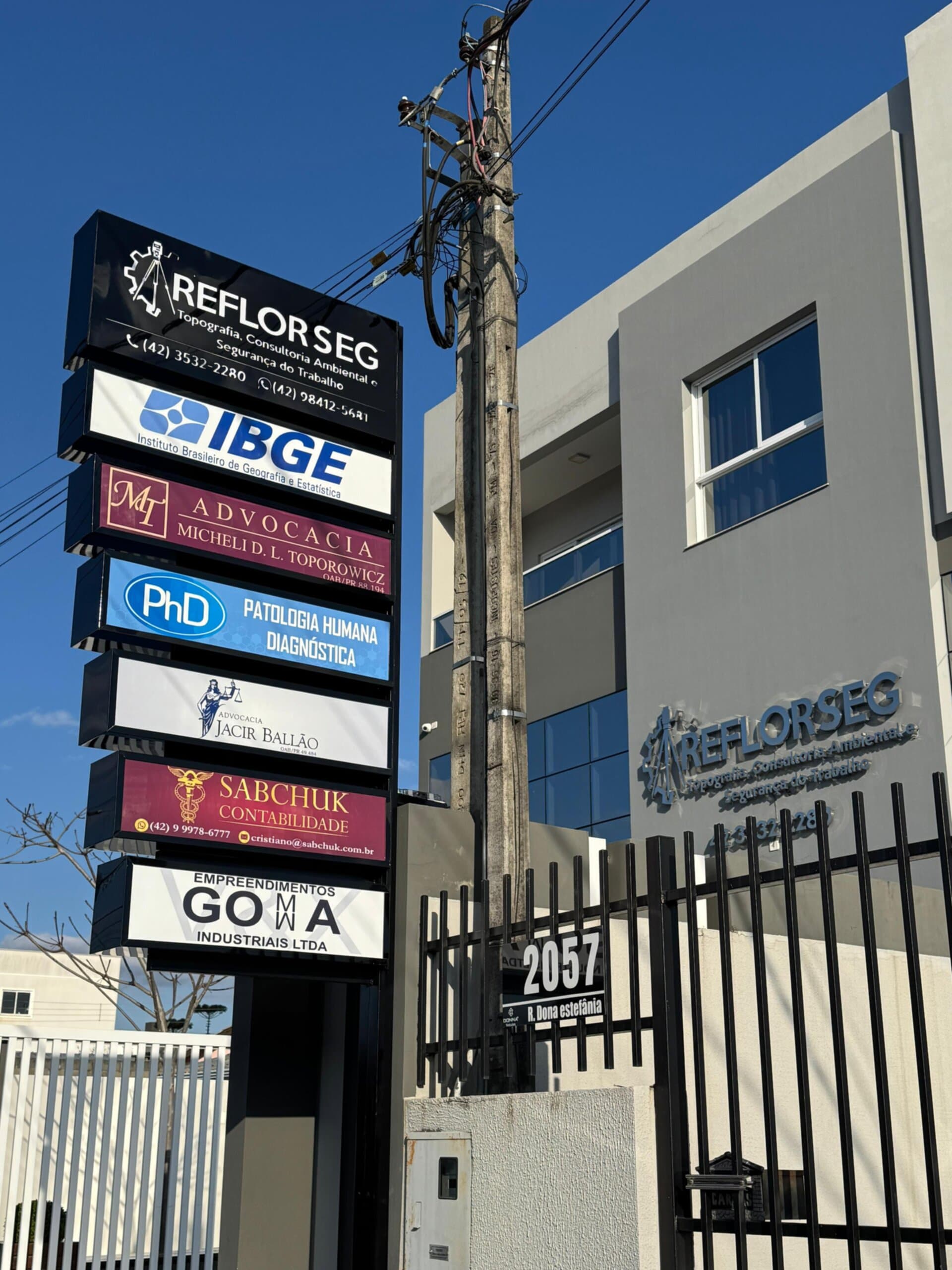 Placa de identificação comercial com empresas parceiras