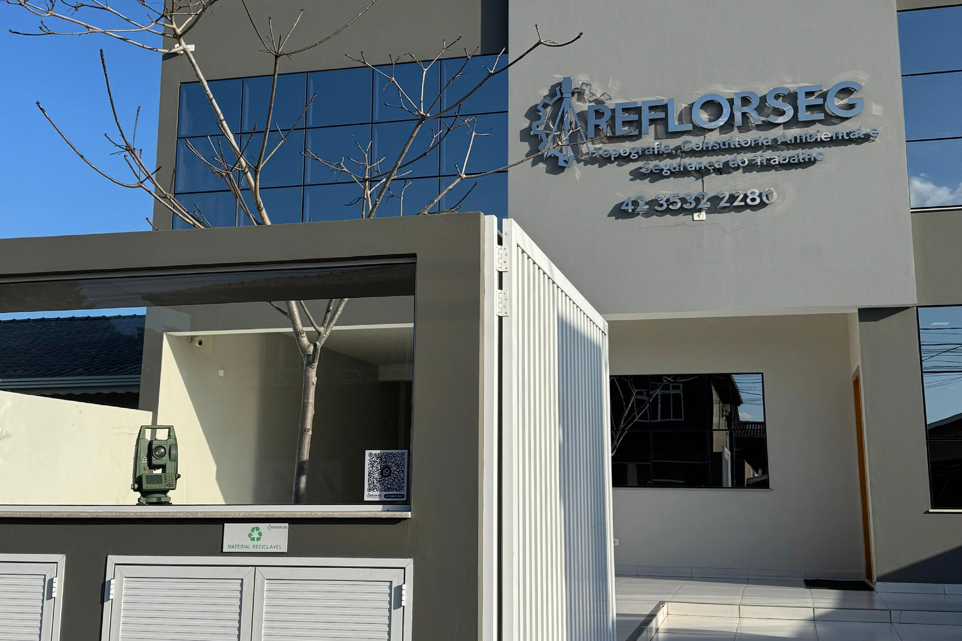 Equipe em campo com equipamentos técnicos